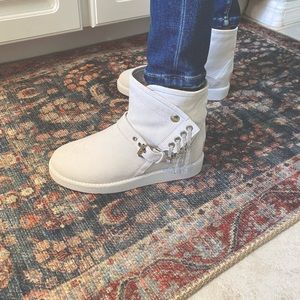 UGg white suede, super rare boots size 5